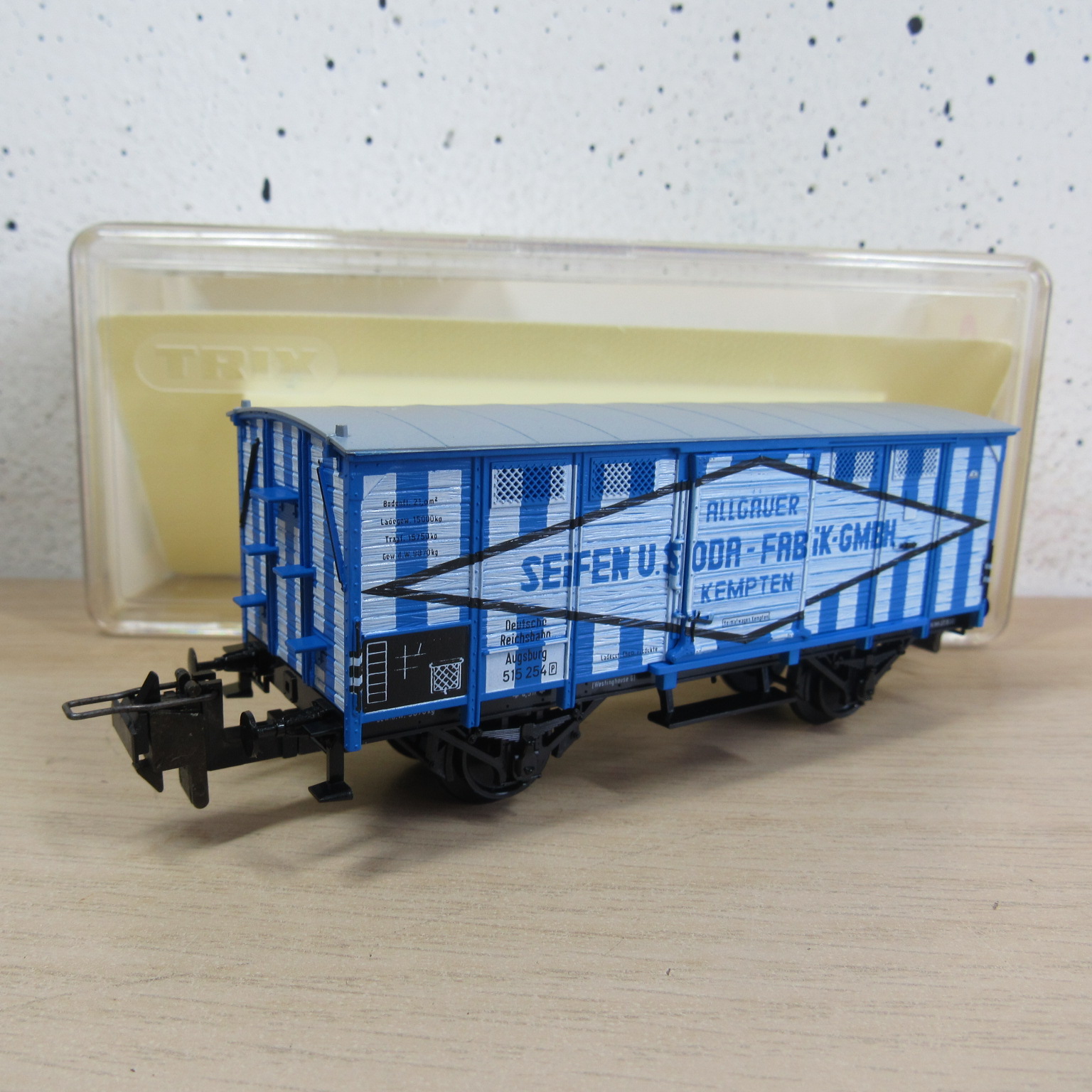 Trix express 33522 DR gesloten wagen in ovp