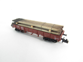 Fleischmann 8735 8701K N DR Platte wagen (Amerikaans ontwerp), type OOn, 4-assig, bruin, beladen met telegraafpalen in ovp