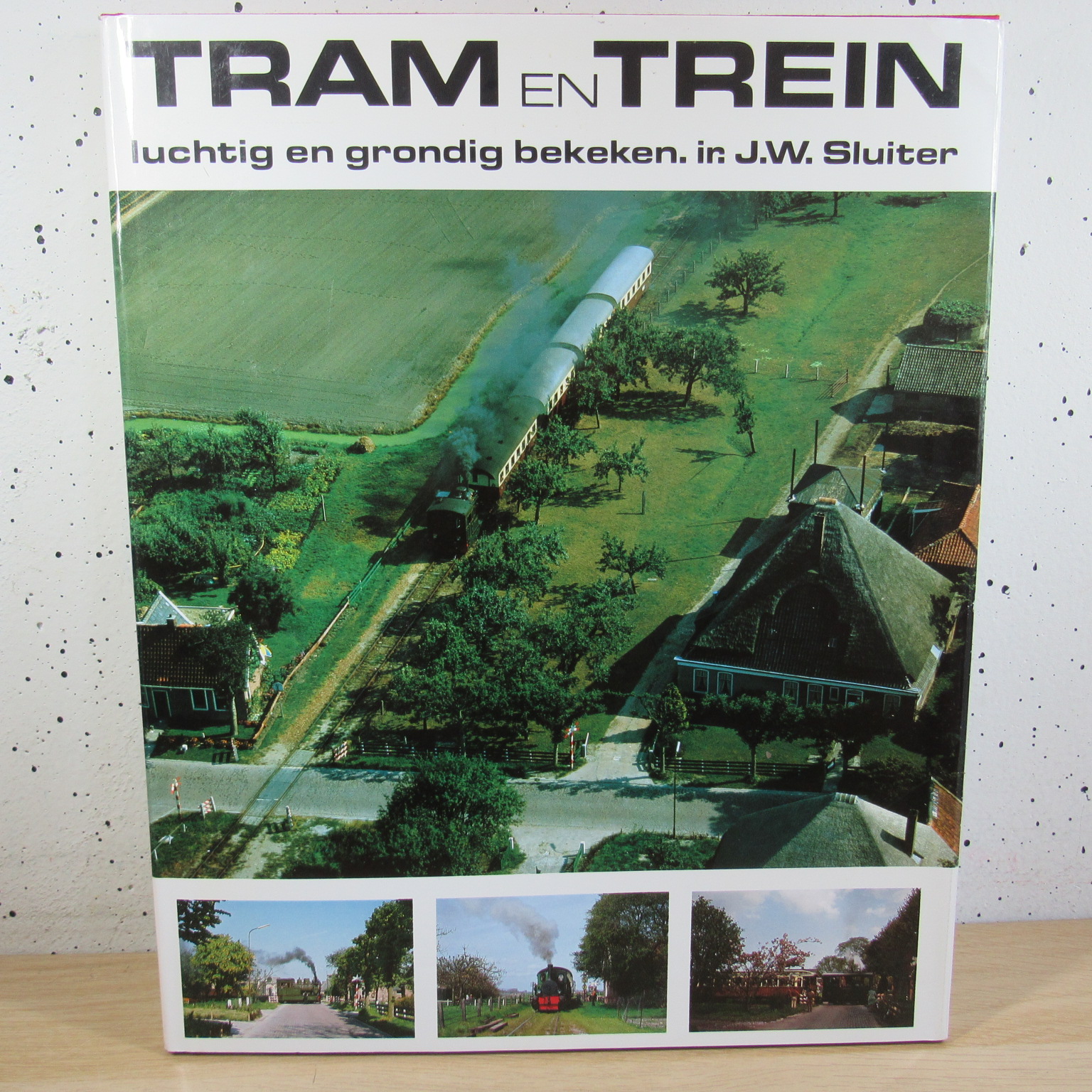 Tram en Trein luchtig en grondig bekeken boek