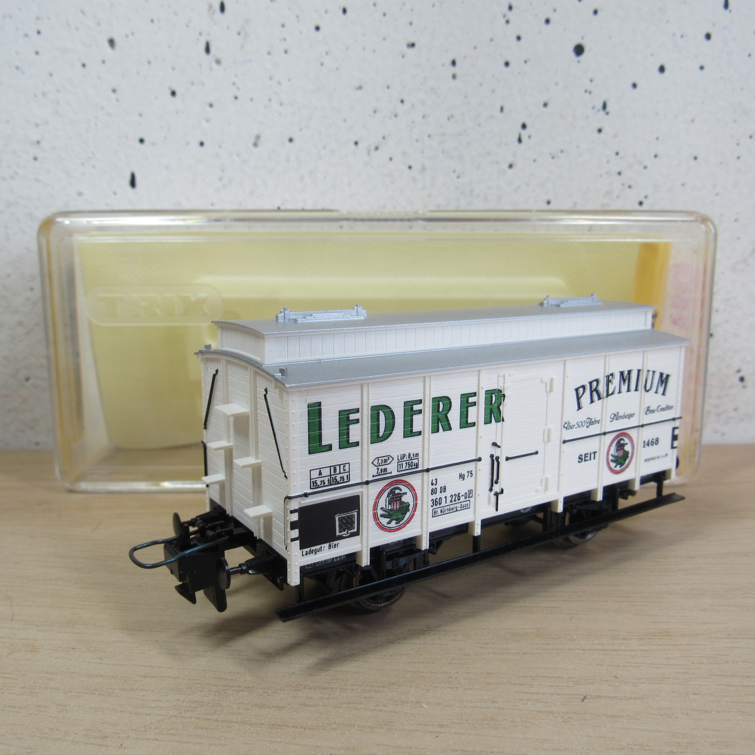 Trix express 33504 DB gesloten wagen in ovp