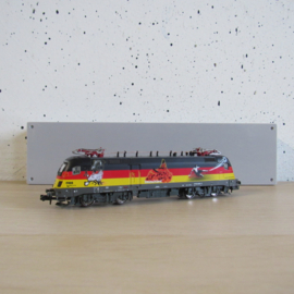 Hobbytrain N H2752 Elektrische locomotief 1116 Taurus, zwart/rood/goud lak EM 2008 'Duitsland'  in ovp