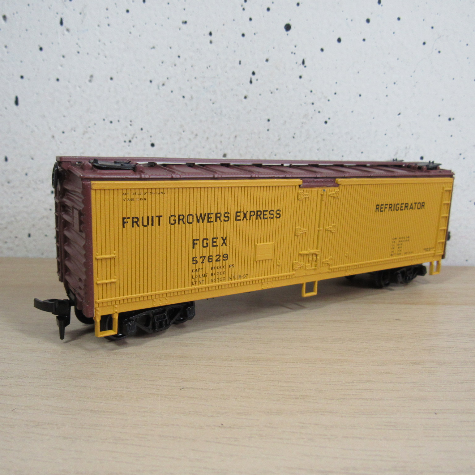 Athearn USA Fruit Growers Express boxcar in ovp