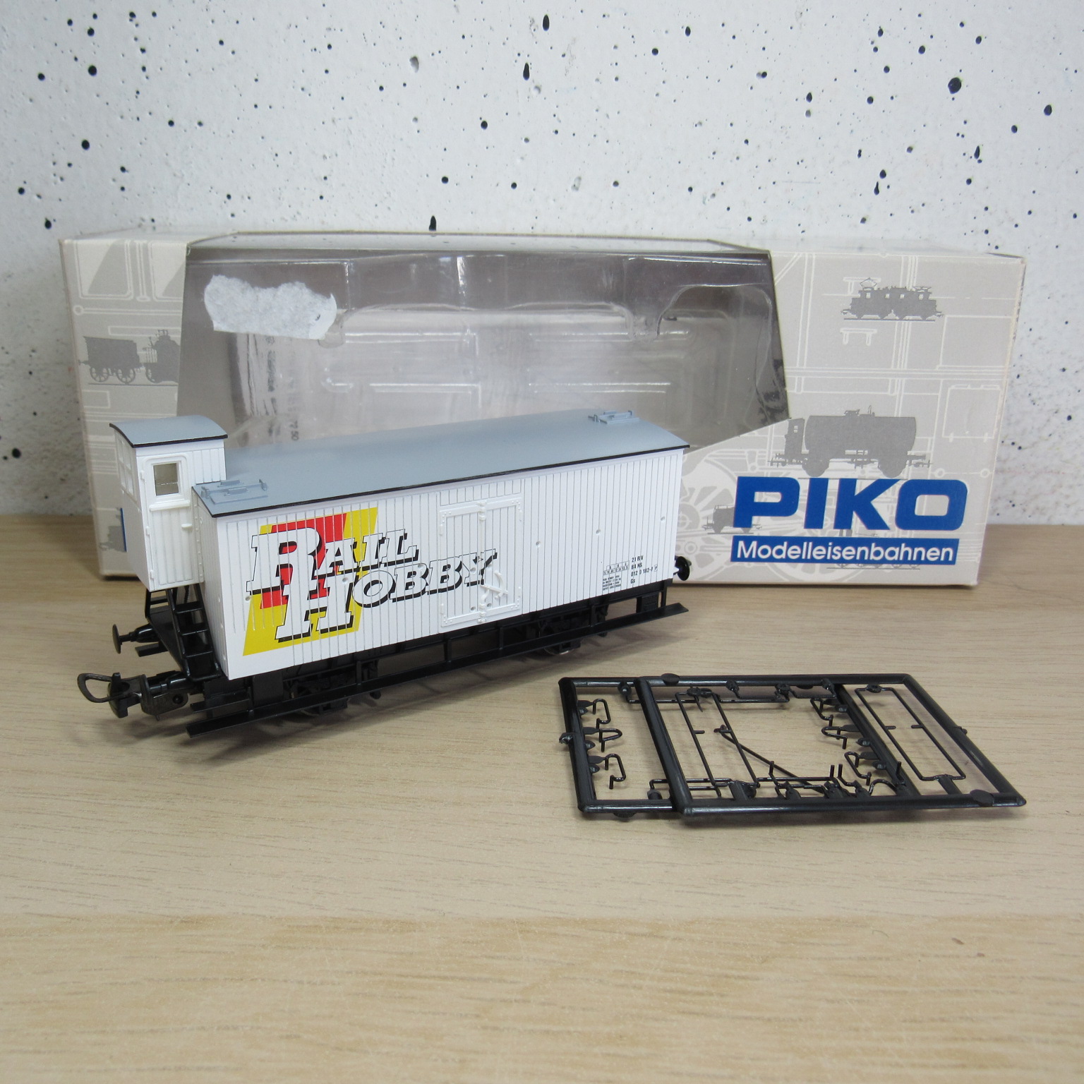 Piko 95404 NS Railhobby gesloten wagen in ovp