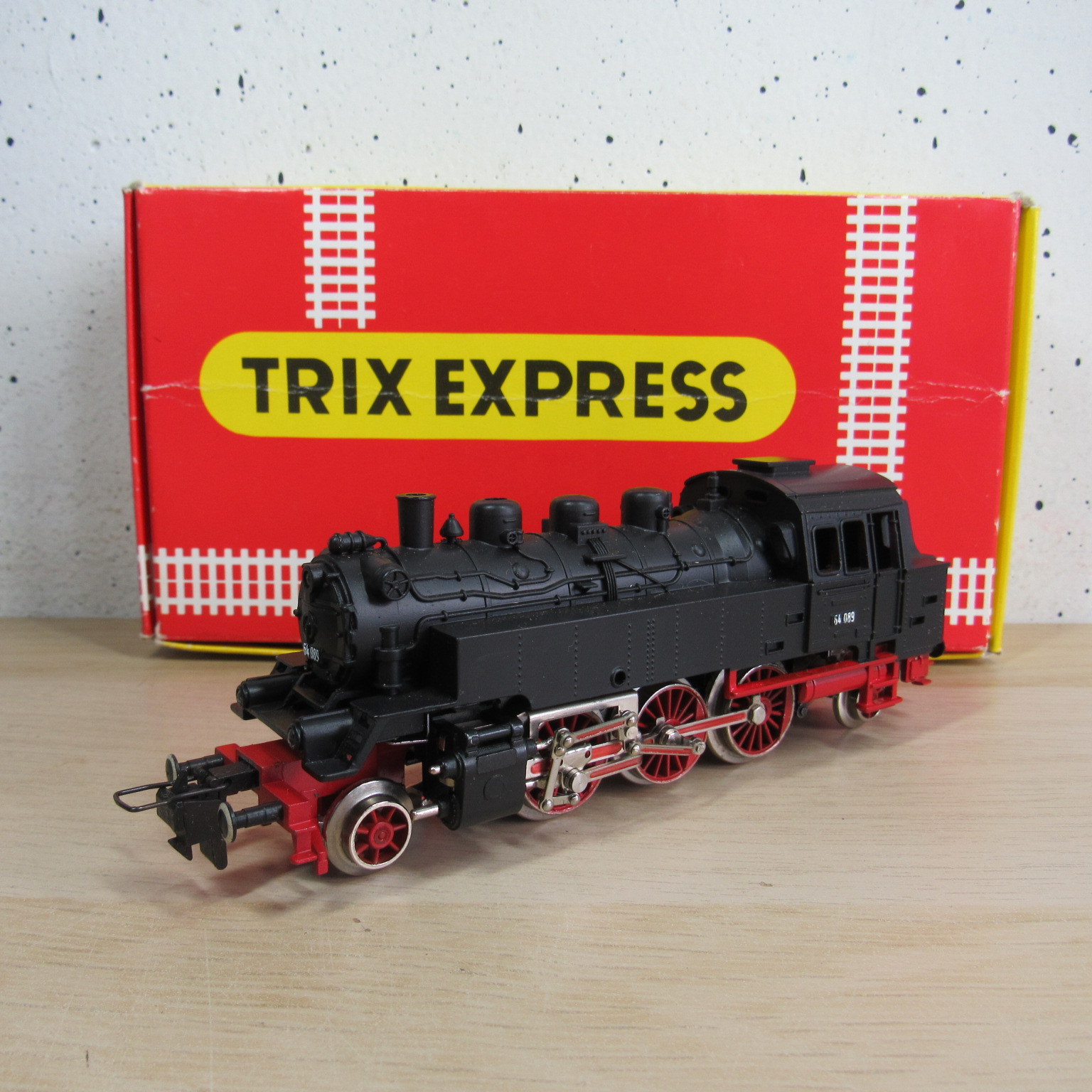 Trix express 53 2203 00 DB BR64 stoomlocomotief (analoog) in ovp
