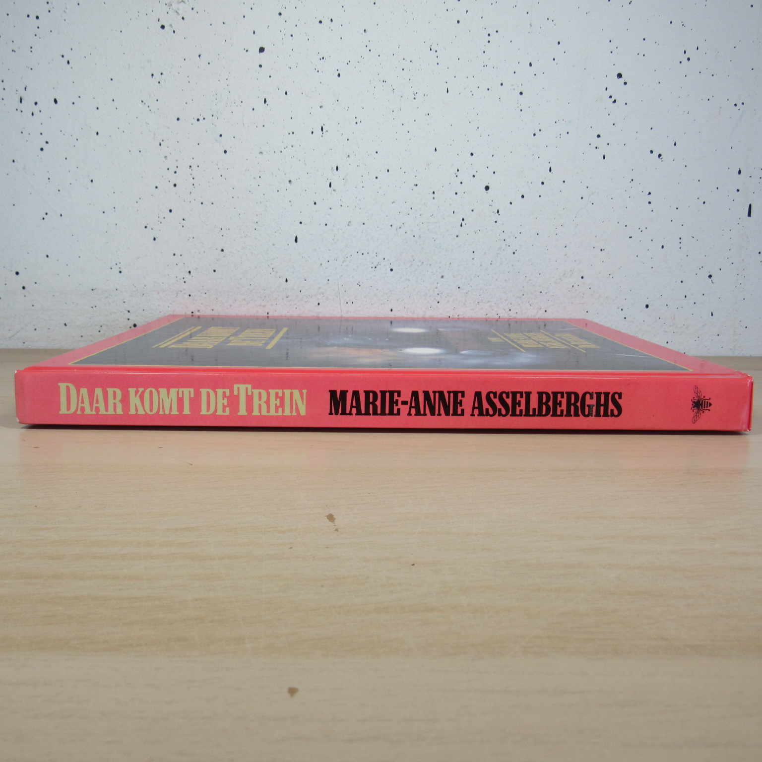Daar komt de trein boek