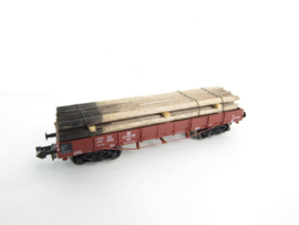 Fleischmann 8735 8701K N DR Platte wagen (Amerikaans ontwerp), type OOn, 4-assig, bruin, beladen met telegraafpalen in ovp