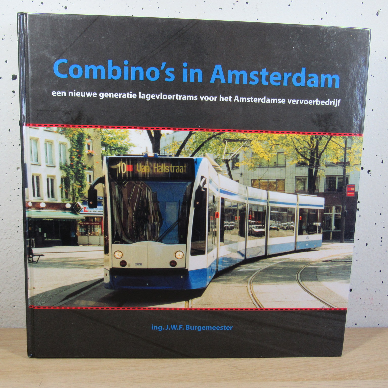 Combino’s in Amsterdam een nieuwe generatie lagevloertrams voor het Amsterdamse vervoerbedrijf boek