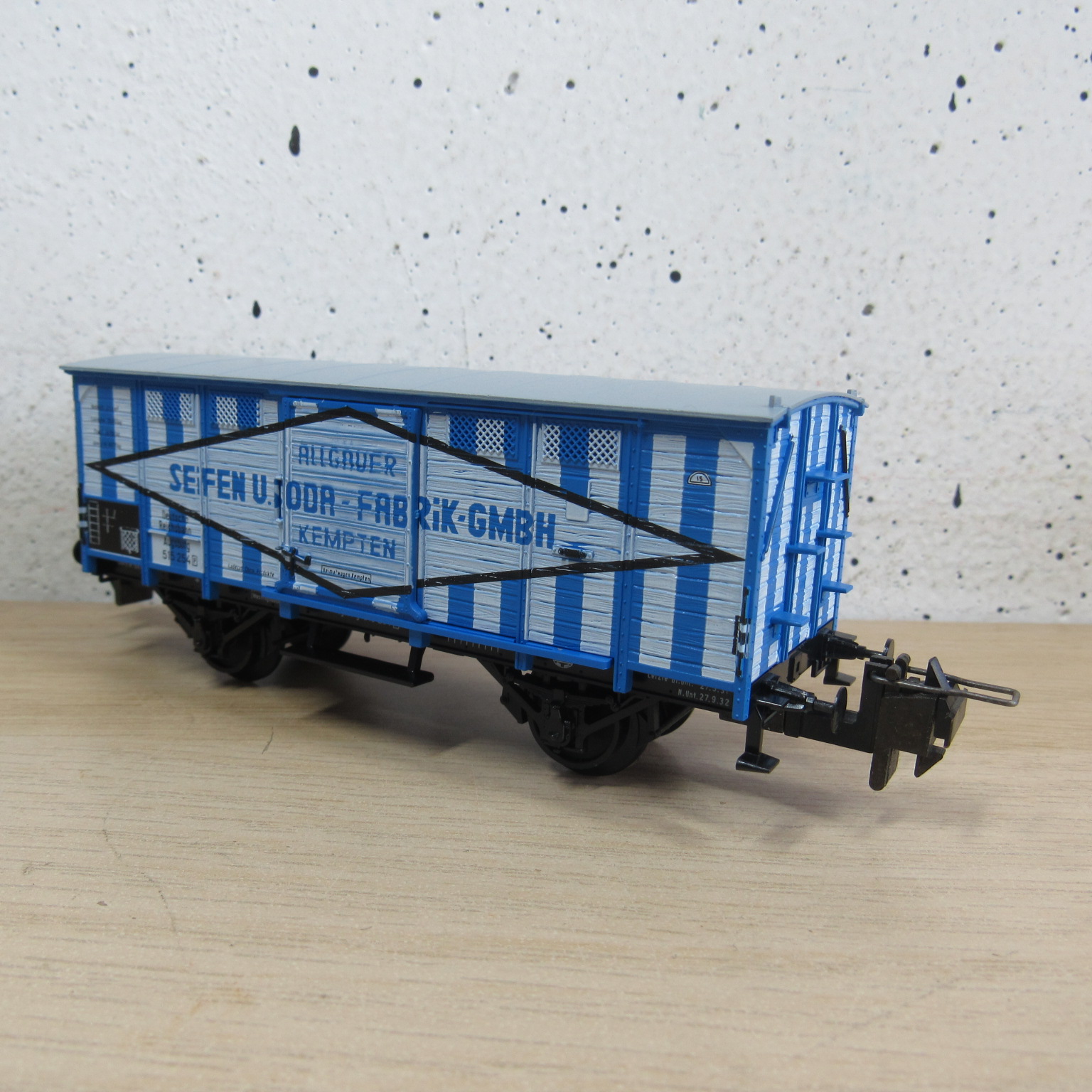 Trix express 33522 DR gesloten wagen in ovp