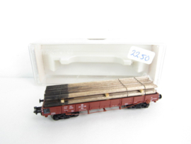 Fleischmann 8735 8701K N DR Platte wagen (Amerikaans ontwerp), type OOn, 4-assig, bruin, beladen met telegraafpalen in ovp