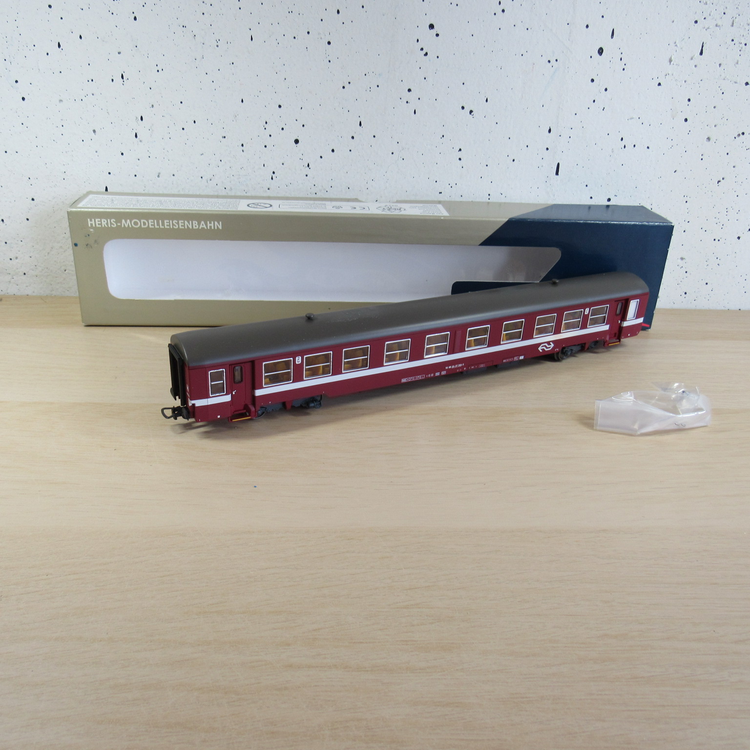 Heris 12133 NS K4 (gehuurd van NMBS) rijtuig in ovp