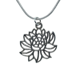 Lotusbloem ketting zilverkleurig