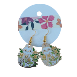 Witte bloemenkat oorbellen (goudkleurig)