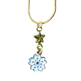 Goudkleurige ketting met een kleine witte kersenbloesem en een ster