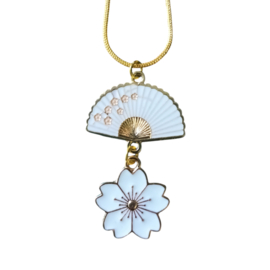 Goudkleurige ketting met oosterse waaier en witte kersenbloesem