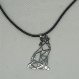 Geometrische wolf aan zwarte ketting