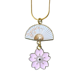 Goudkleurige ketting met oosterse waaier en roze kersenbloesem