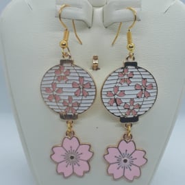 Goudkleurige oorbellen met oosterse lampion en roze kersenbloesem (Elmadi bijoux)