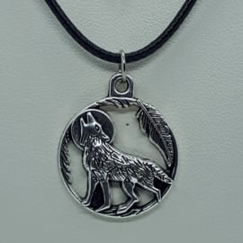 Zilverkleurige wolf aan zwarte ketting (Elmadi bijoux)