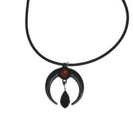 Zwarte maan met zwart steentje aan zwarte ketting