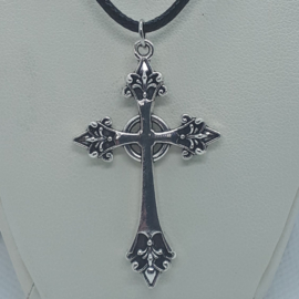 Zilverkleurig gothic kruis aan zwarte ketting (Elmadi bijoux)