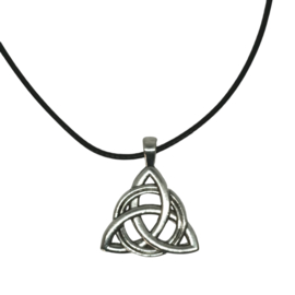 Triquetra knoop aan zwarte ketting
