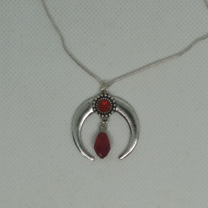 Maan met rode steen aan zilverkleurige ketting (Elmadi bijoux)