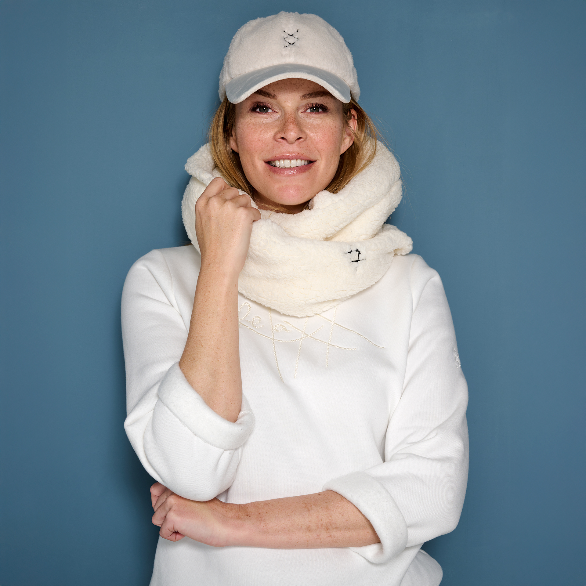 Shawl teddy offwhite met XX borduur