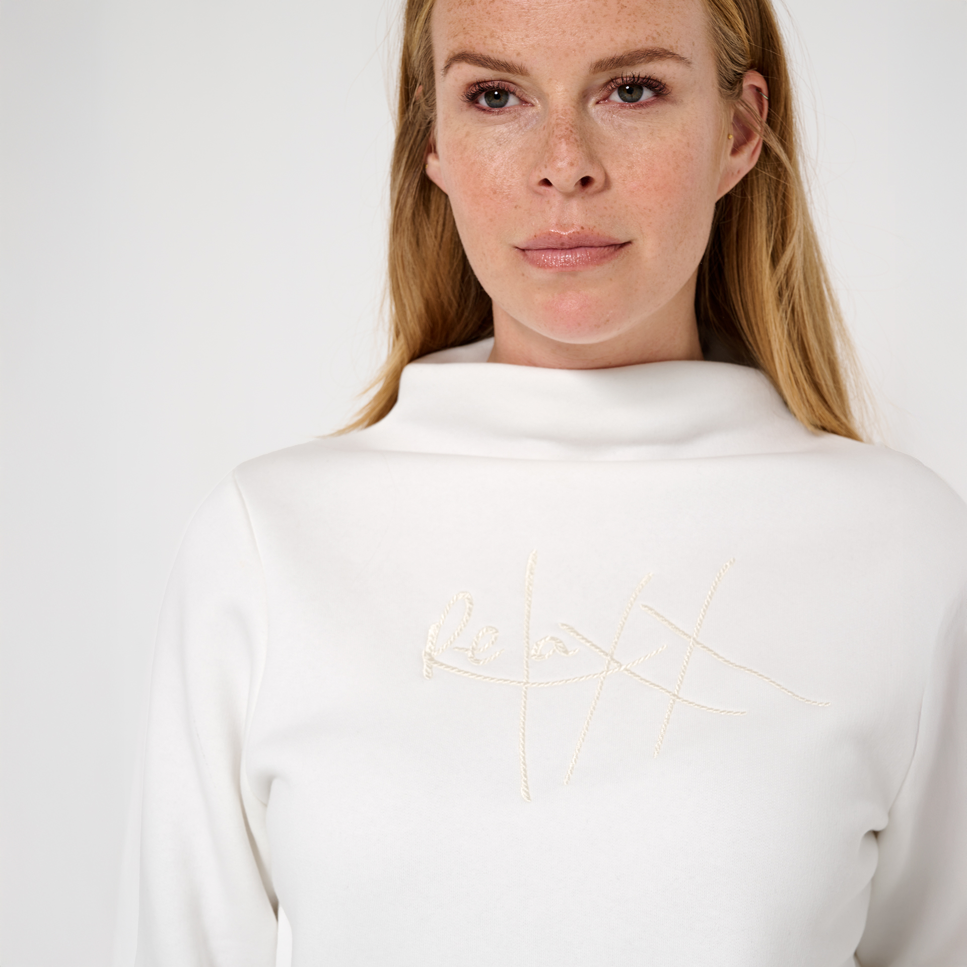 Sweater offwhite met borduur RLXX