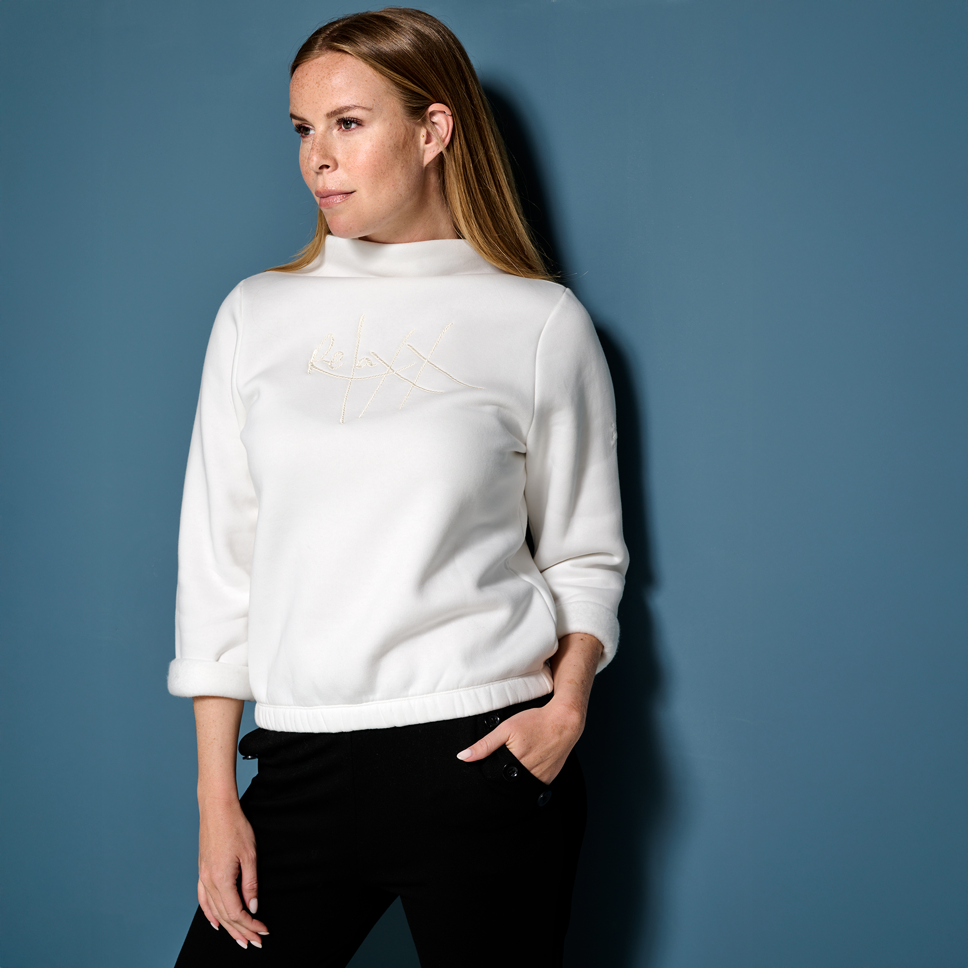 Sweater offwhite met borduur RLXX
