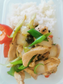 17. Schotel Met zwarte peper (Pad Prik Thai Dum)