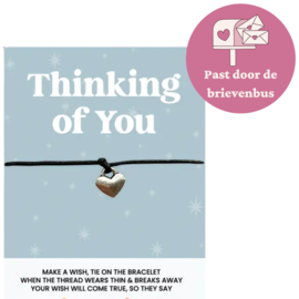 Kaartje met "Thinking of you" -  hartje aan een armbandje