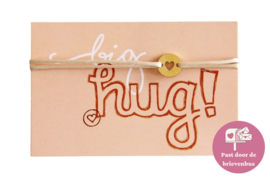 Kaartje met "Big hug!" - hartje aan een armbandje