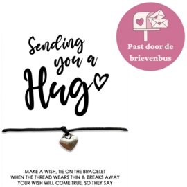 Kaartje met: "Sending you a Hug" - hartje aan armbandje