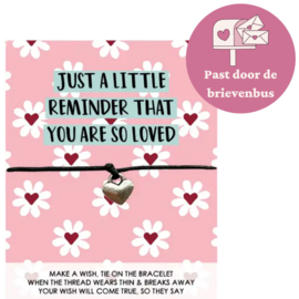 Kaartje met: "Just a little reminder that you are so loved" - hartje aan armbandje
