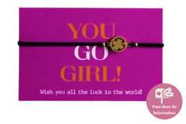 Kaartje met: 'You Go Girl' - klavertje aan armbandje