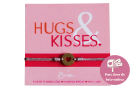 Kaartje met "Hugs & Kisses" -  hartjes aan een armbandje