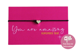 Kaartje met "You are amazing" -  hartje aan een armbandje