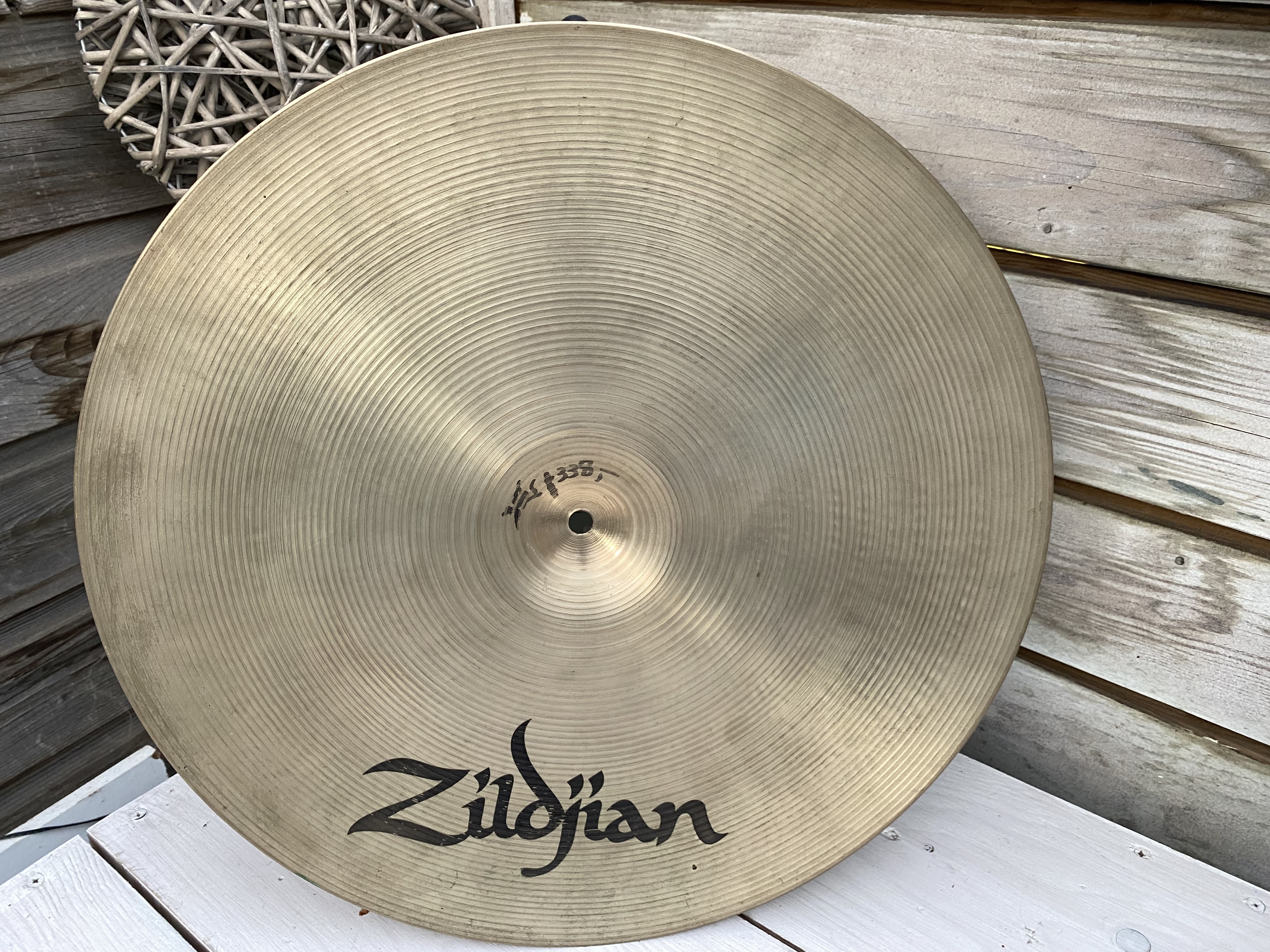 A zildjian minicup ride 18”