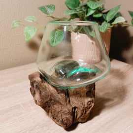 Gesmolten glas op houten stronk - kleine kom