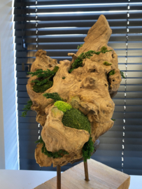 Houten object op voet
