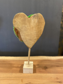 Houten hartjes met mos op standaard