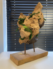 Houten object op voet