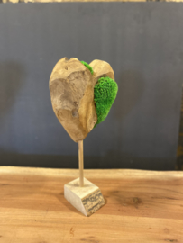 Houten hartjes met mos op standaard