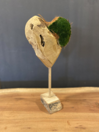 Houten hartjes met mos op standaard
