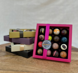 Donker roze doosje 16 ronde bonbons