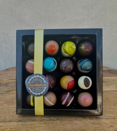 Zwart doosje 16 ronde bonbons