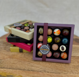 Paars doosje 16 ronde bonbons