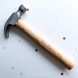 Hamer met gegraveerd handvat