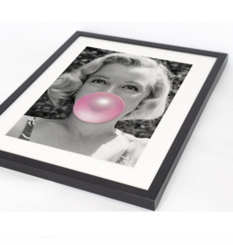Marylin with chewing gum