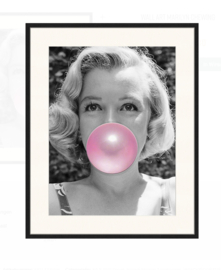 Marylin with chewing gum